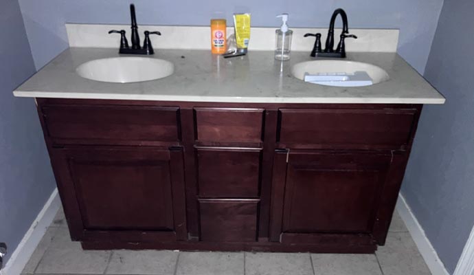 Clean bathroom sink