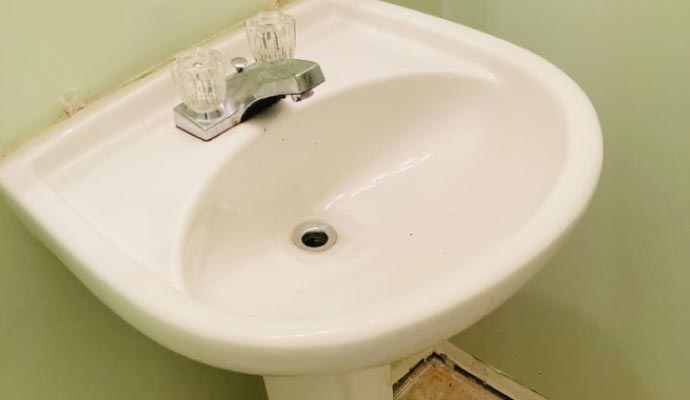 Clean bathroom sink